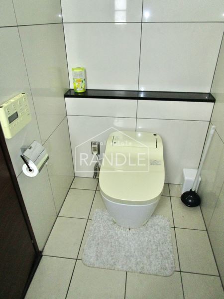 １Fトイレ／白で統一された空間