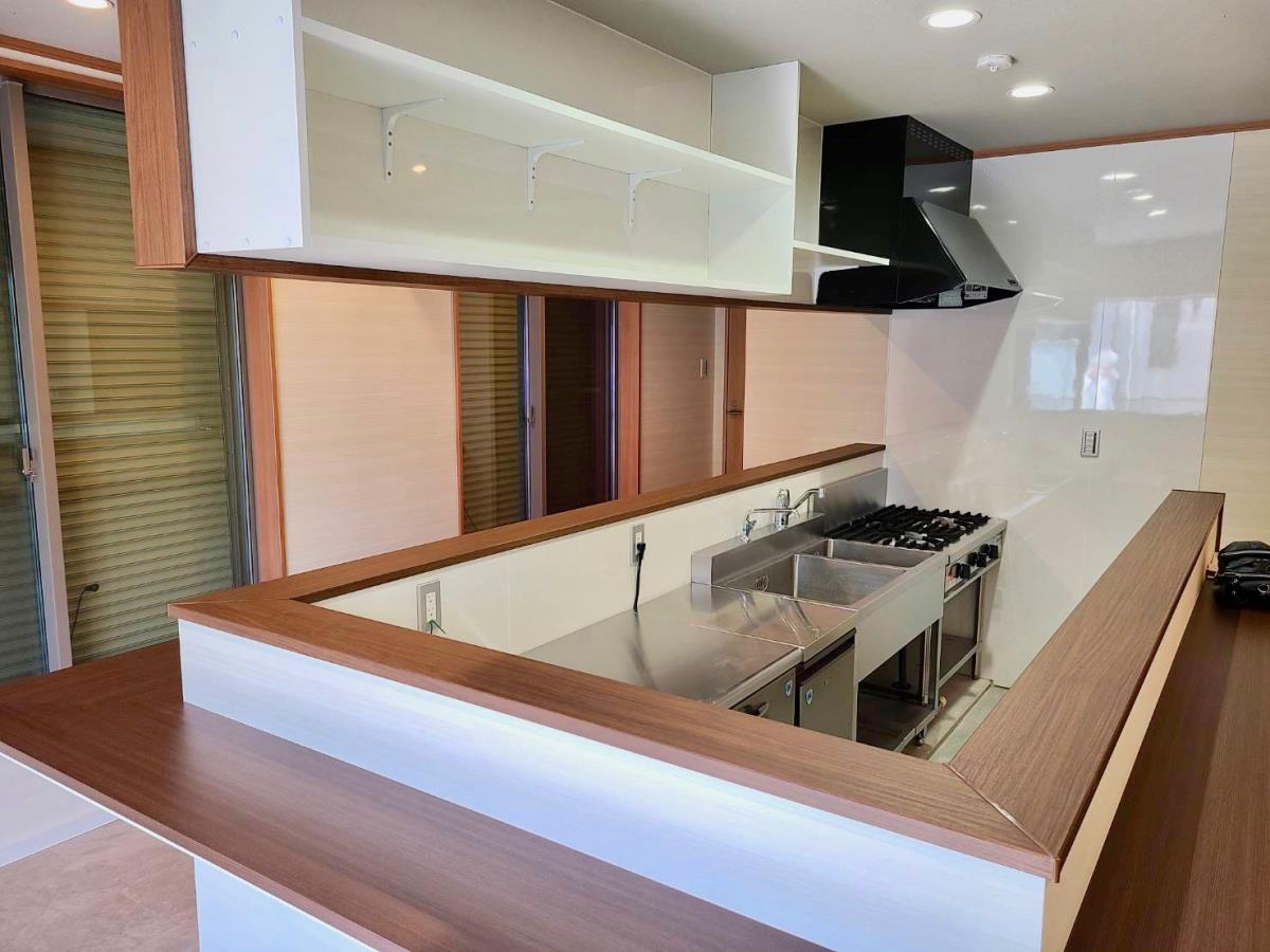 厨房機器は壁面に合わせてぴったりレイアウトし、食器棚は上部に配置。省スペースだけでなく、使いやすさも考慮しています！