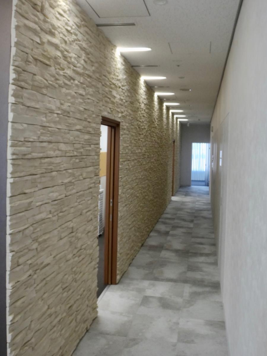エントランスから伸びる廊下の壁には、一面にLIXIL「ラグナロックⅡ」を施工。豪華な廊下です！