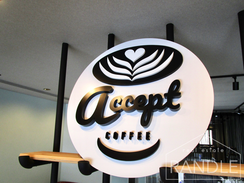 コーヒーカップからデザインしたお店のロゴ。ニコッと笑っているようにも見えます♪