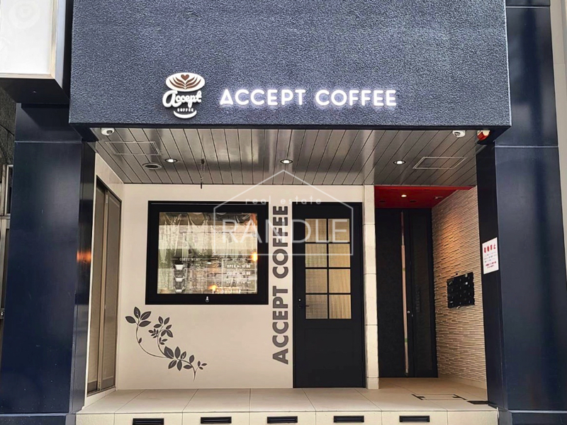 外観／ネイビーのビルの外観に、ロゴ看板が可愛いACCEPT COFFEEの顔です♪