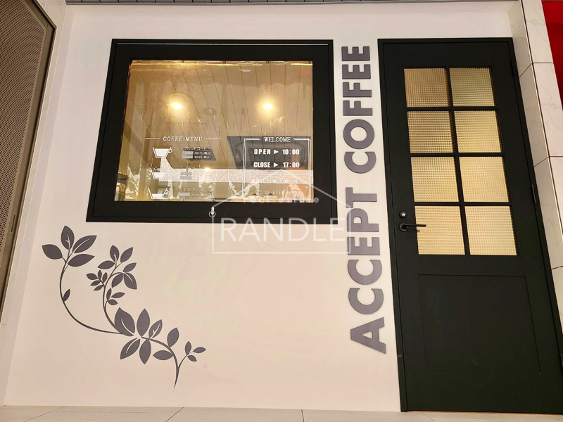 黒の建具がカフェっぽくて可愛い♪ドアに沿ってACCEPT COFFEEの看板を設置。窓下にはカッティングシートをデザインし、貼りました。
