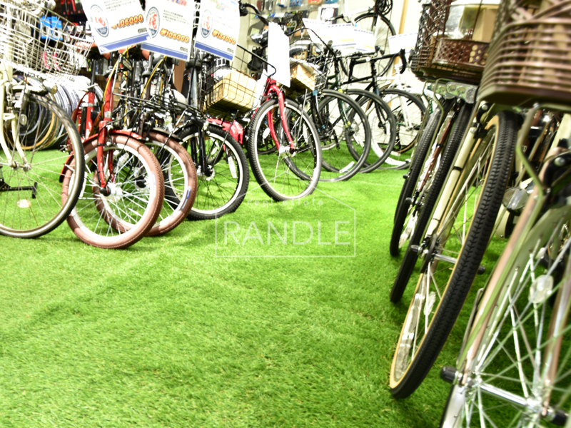 芝生と自転車がサイクリングのイメージですね♪