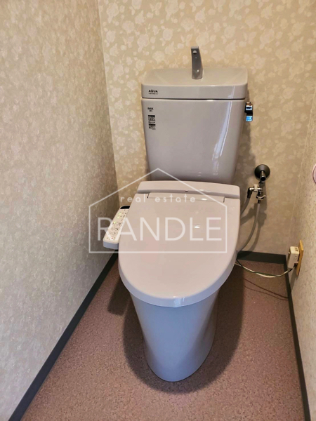 トイレ／ブルーグレーの便器をチョイス★オシャレで高級感が感じられます。