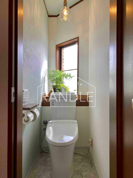 トイレ／凹凸が少なくスッキリしたデザインのトイレ。内装も照明器具も替え、気持ちのいい空間になりました！窓台に飾ったグリーンも素敵！