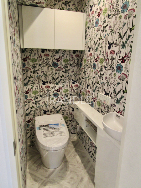 トイレ／とてもおしゃれなボタニカル柄のクロス♪真っ白な設備とよく合いますね！