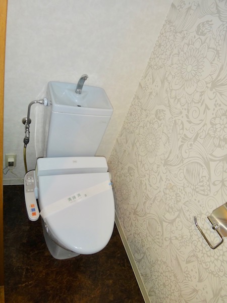 トイレ／ウォシュレット付きトイレ。壁に貼ったアクセントクロス、とても素敵な柄です！